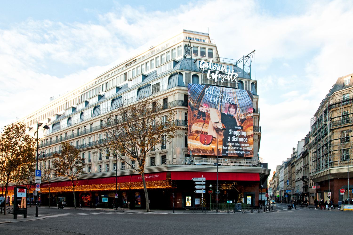 Fasaden til varehuset Galeries Lafayette på boulevard Haussmann i Paris under den andre nedstengningen, med juledekorasjoner som nærmer seg høytiden.