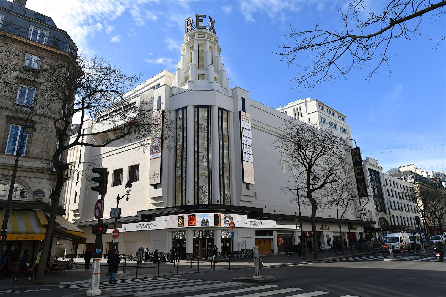 Fasaden til det historiske Paris-kinoet Le Grand Rex, kjent for sin karakteristiske art deco-arkitektur.