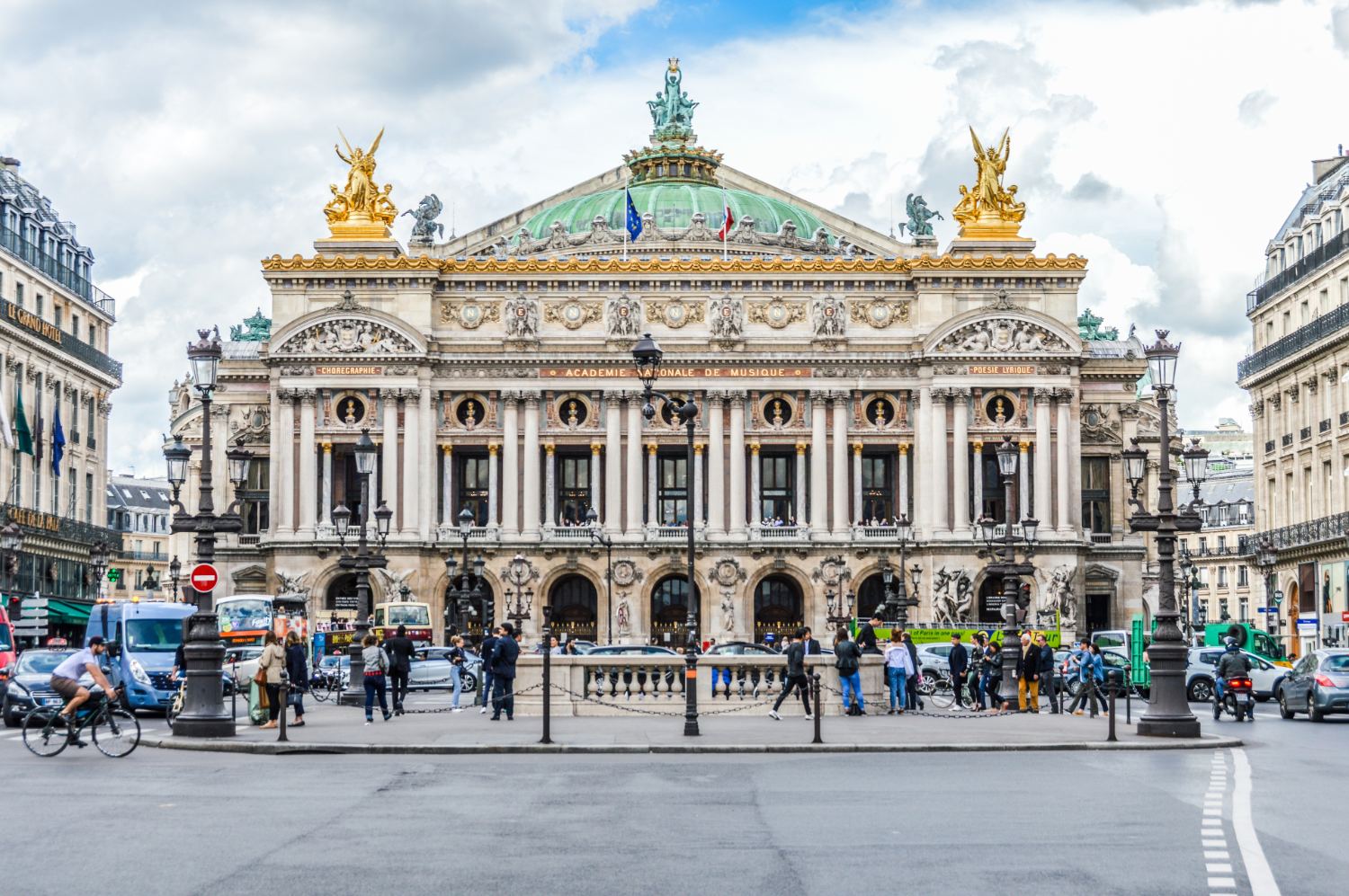 Palais Garnier, en storslått operabygning fra 1800-tallet i det sentrale Paris, kjent for sin majestetiske arkitektur og som et populært turistmål.